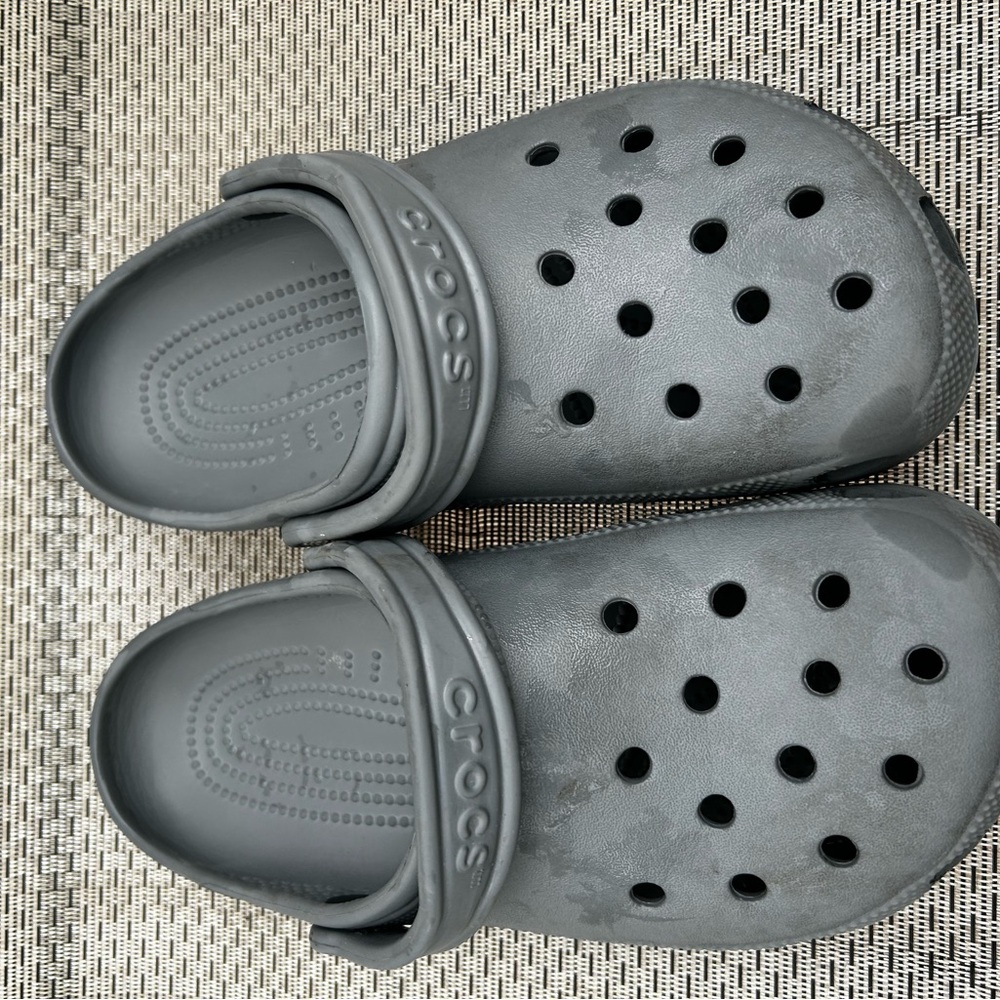 Unisex Crocs – Women’s 8 / Men’s 6 – Dark Gray Classic Clog